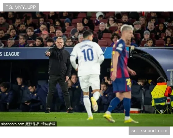 特写：第70分钟，马竞中卫雷尼尔多因战术犯规领黄，凸显防守压力临界点