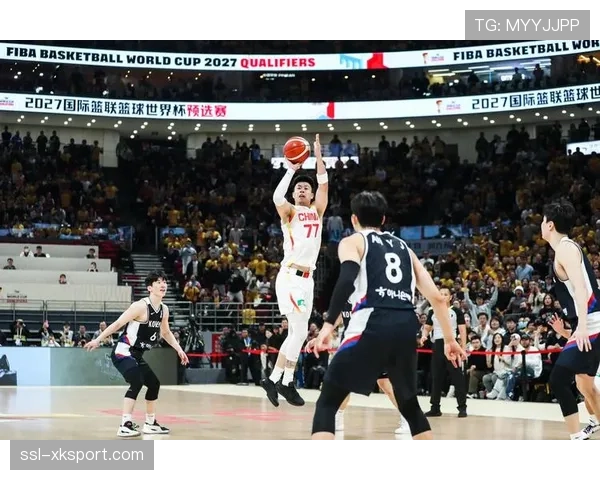 【2026年4月CBA联赛肋部渗透与纵深突破分析·赛中·特写特写:张镇麟完成隔人暴扣后对着镜头手指地面,点燃主场气氛